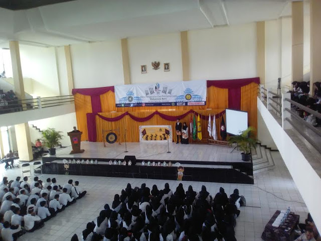 Ketua Senat Fakultas Sains dan Teknologi sedang memberikan sambutan pada acara pembukaan Massa Pengenalan & Pendampingan (MAPPING), Selasa (30/08/16) bertempat di Aula Abdjan Soelaeman UIN Bandung. (Jurnalpos/Riska Y. Imilda).