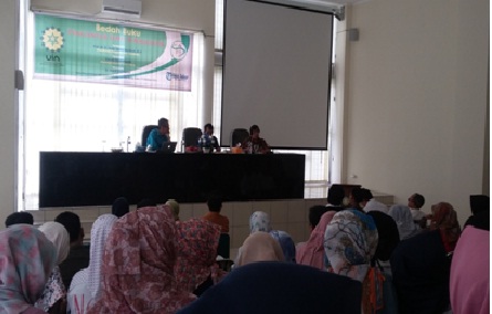 Asep Saeful Muhtadi (kanan) saat mengisi acara Bedah Buku “Pengantar Ilmu Jurnalistik” di Aula Perpustakaan UIN Sunan Gunung Djati Bandung, Rabu(19/10/2016). (Jurnalpos/Syifa Qulbi).