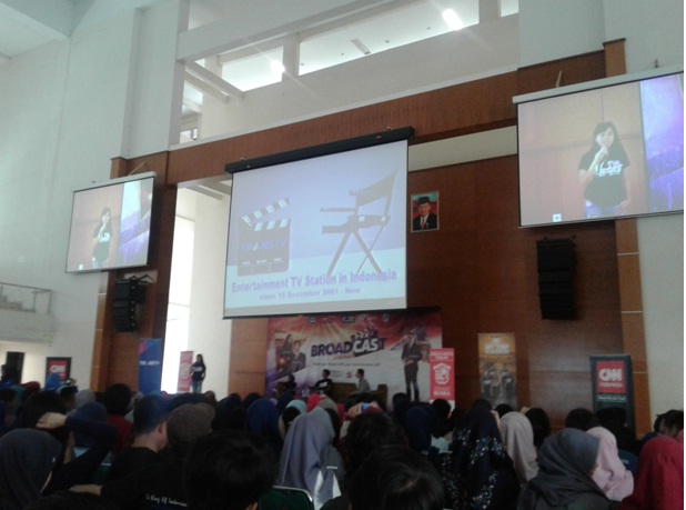 Yessi selaku eksekutif produser dari Trans Tv saat memberikan materi mengenai Communication Skill di acara Seminar Broadcast ,di Aula Anwar Musaddad, Senin (03/10/2016. (Jurnalpos/Tanti Sugiharti)