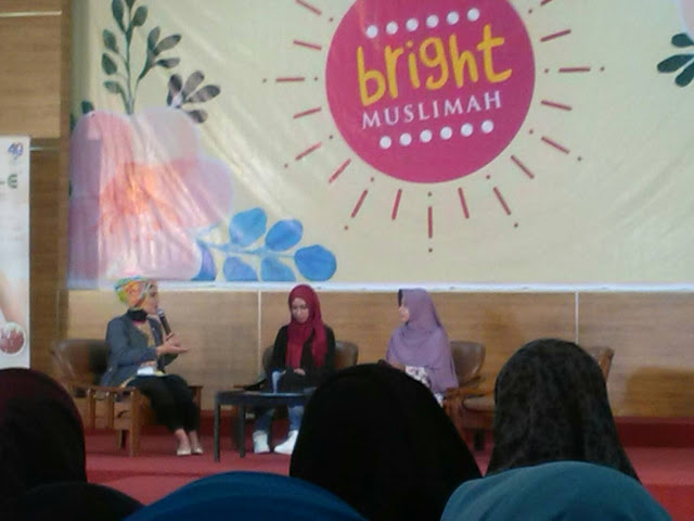 Sesi bincang – bincang bersama Owner Airin Beauty Clinic, Suci Nirmala dan Pemain Preman Pensiun, Diza Hanifah, di Aula UNISBA Jl. Tamansari No.1 Bandung, Minggu (12/06/2016). (Jurnalpos/ Yurhi Khoerunnisa).