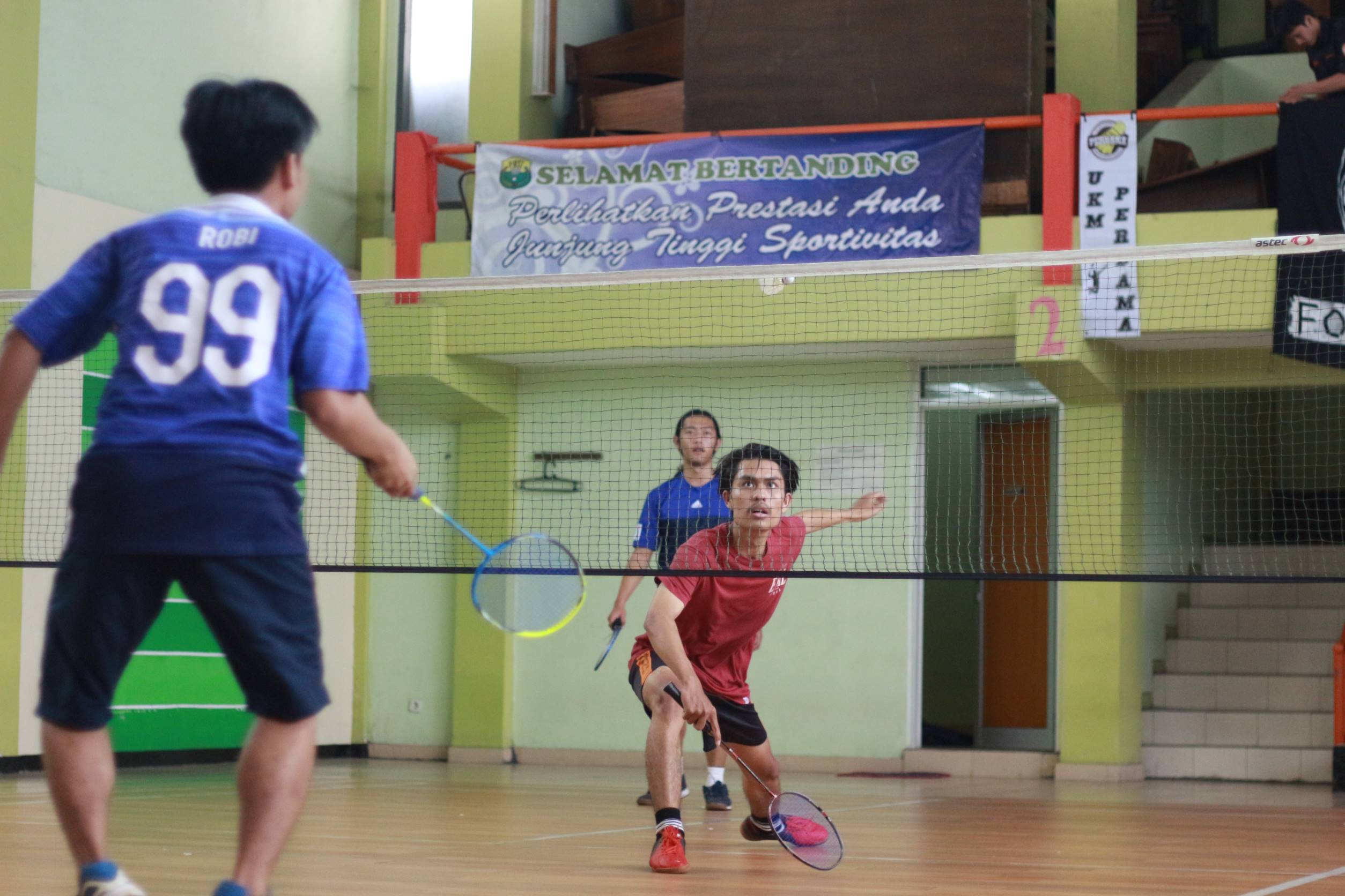 Pertandingan badminton antara jurnalistik 4c melawan 2 A dalam acara Pekan Olahraga Jurnalistik (POJ), yang bertempat di GOR UIN Bandung pada Senin,(08/05/2017). (Yudianto/kontributor)