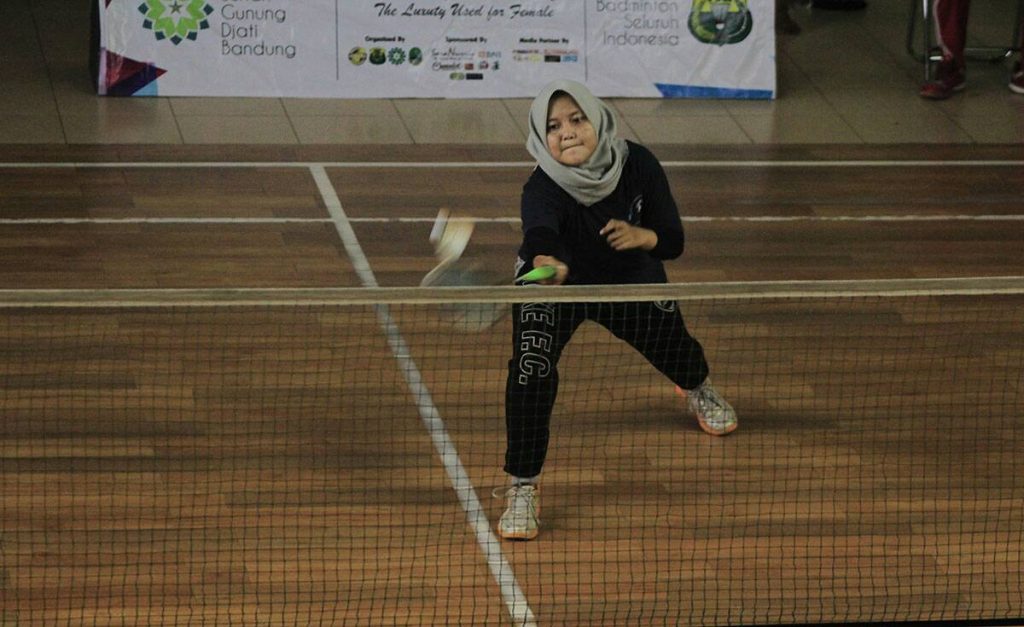 Pemain Badminton regu tunggal putri Jurnalistik Nuruzul Karamah, saat final pertandingan antar jurusan Persatuan Badminton Mahasiswa (Perbama) Championship 2017. Laga ini berlangsung di GOR UIN Bandung, Sabtu (20/05/2017). (Syawal Febrian/Jurnalposmedia)