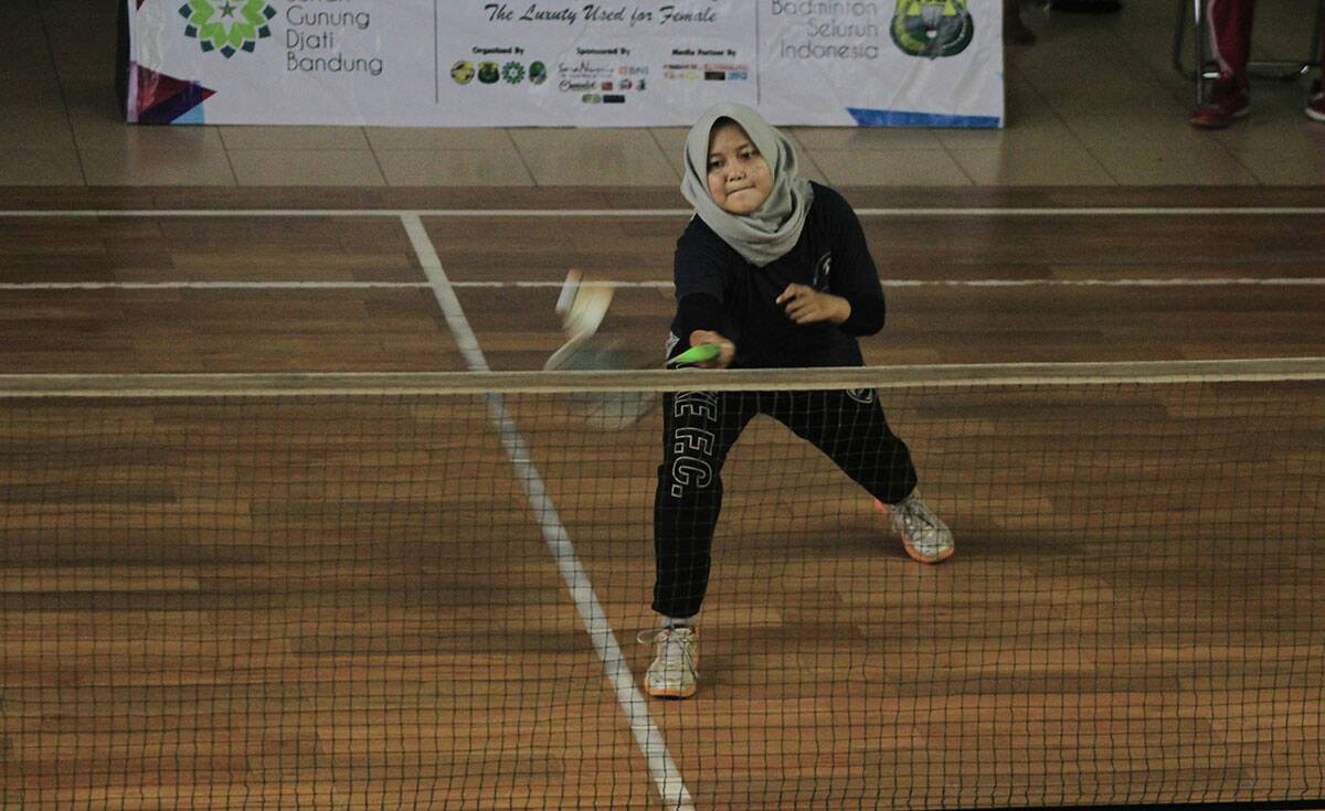 Pemain Badminton regu tunggal putri Jurnalistik Nuruzul Karamah, saat final pertandingan antar jurusan Persatuan Badminton Mahasiswa (Perbama) Championship 2017. Laga ini berlangsung di GOR UIN Bandung, Sabtu (20/05/2017). (Syawal Febrian/Jurnalposmedia)
