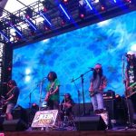 Band ukulele pertama di Indonesia, Ukeba Squad tampil menghibur di acara Ngamplag Fest yang diselenggarakan oleh Infobdg di Mall Click Square Jalan Naripan No 89 Kota Bandung, Minggu (21/05/2017). (Reta Amaliyah/Magang)
