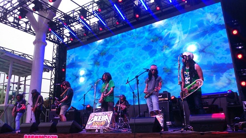 Band ukulele pertama di Indonesia, Ukeba Squad tampil menghibur di acara Ngamplag Fest yang diselenggarakan oleh Infobdg di Mall Click Square Jalan Naripan No 89 Kota Bandung, Minggu (21/05/2017). (Reta Amaliyah/Magang)