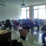 Sejumlah peserta UMPTKIN 2017 rumpun IPS tengah mengerjakan soal Tes Kemampuan Dasar (TKD) di ruang 17 Fakultas Ilmu Sosial dan Ilmu Politik UIN Bandung pada Selasa (23/05/2017).(Rico Bagus/Magang)