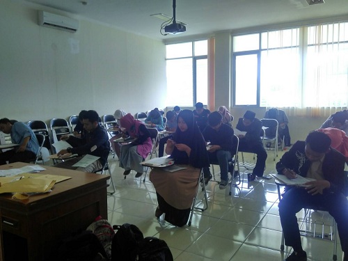 Sejumlah peserta UMPTKIN 2017 rumpun IPS tengah mengerjakan soal Tes Kemampuan Dasar (TKD) di ruang 17 Fakultas Ilmu Sosial dan Ilmu Politik UIN Bandung pada Selasa (23/05/2017).(Rico Bagus/Magang)