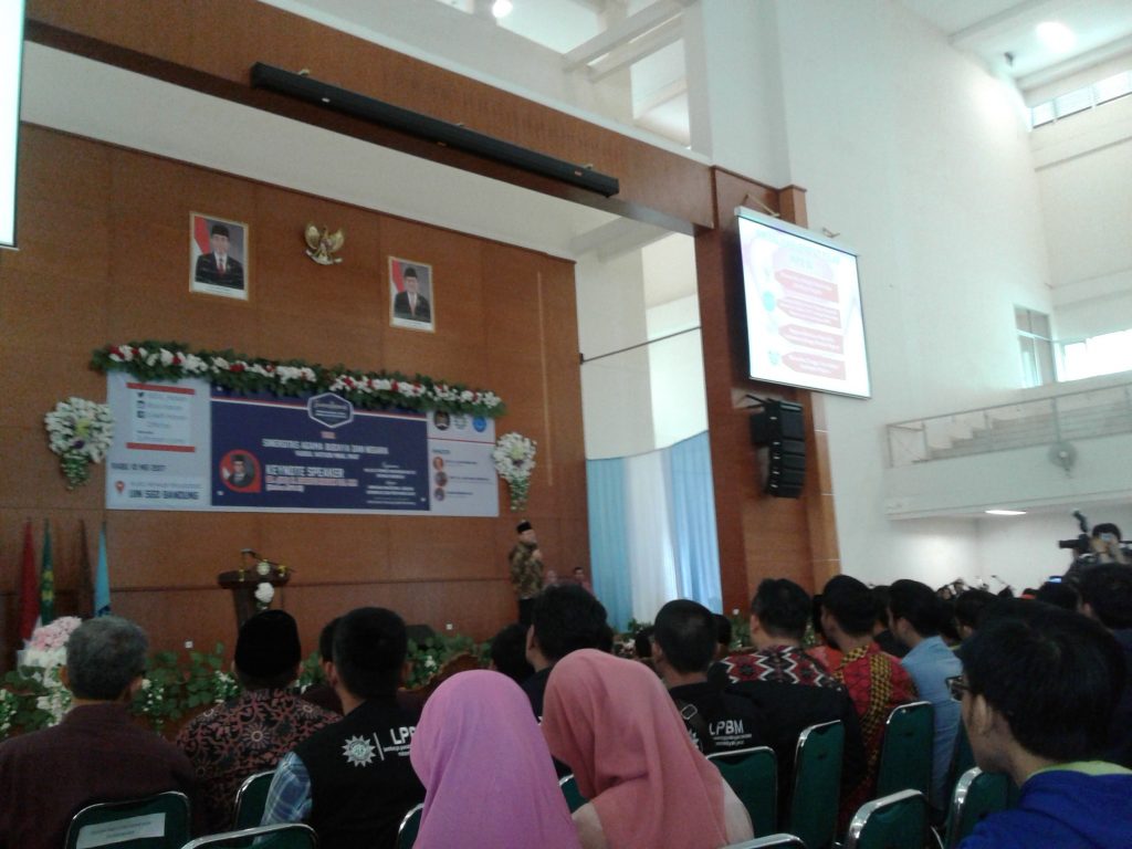 Ketua Majelis Permusyawaratan Rakyat RI, Zulkifli Hasan, dalam seminar nasional ia menyampaikan mengenai Sosialisasi Empat Pilar MPR RI sebagai pedoman untuk menumbuhkan rasa nasionalis dikalangan masyarakat, Rabu (10/05/2017) di Gedung Anwar Musaddad, UIN Bandung. (Hikmat Saepul/Magang)