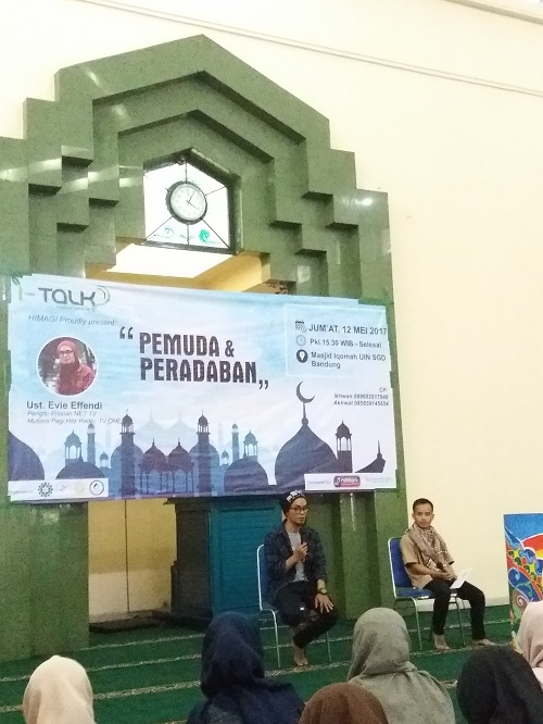 Ust. Evie Effendi memaparkan materi mengenai pemuda dan peradaban dalam Inspirasi Talkshow yang berlangsung di Masjid Ikomah, Jumat (12/05/2017). Kegiatan tersebut diselenggarakan oleh Himpunan Mahasiswa Agroteknologi UIN Bandung. (Agnes Agatha/ Magang)