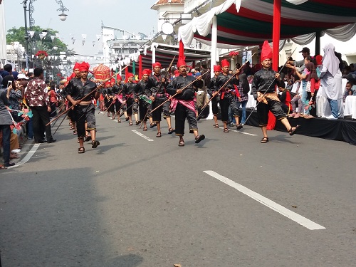 Parade Konferensi Asia Afrika kembali digelar, di Jalan Asia Afrika, Kota Bandung, Sabtu (13/05/2017). Acara ini berlangsung dari pukul 13:00 hingga 15:30 WIB dari jalan Asia Afrika hingga Cikapundung.(Agnes Aghata/Magang)