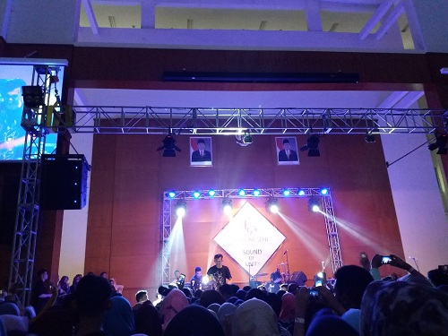 Paduan Suara Mahasiswa (PSM) merayakan milad ke-31 dengan mengusung tema ‘Sound of Unity’ yang digelar di Aula Anwar Musadad, dan mengahdirkan bintang tamu artis Indonesia, Minggu (14/05/2017).(Agnes Aghata/Magang)