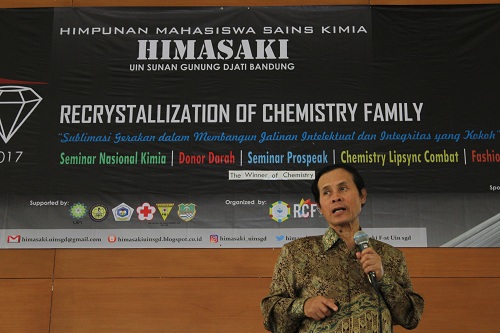 Ketua Senat UIN Bandung, Nanat Fatah Natsir memaparkan materi “Al-Qur'an Sebagai Sumber Ilmu” di Aula Anwar Musaddad UIN Sunan Gunung Djati Bandung, Sabtu (13/03/17). (Tanti Sugiharti/Jurnalposmedia)