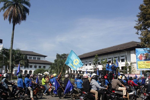 Gabungan Serikat Pekerja Merdeka Indonesia (GASPERMINDO) daerah Jawa Barat menolak upah murah dan menuntut penghapusan Peraturan Pemerintah nomor 78 tahun 2015 tentang pengupahan dalam peringatan Hari Buruh Sedunia, Jalan Diponegoro, Gedung Sate, Kota Bandung, Senin (01/5/2017). (Desianti Yus Rusana/Jurnalposmedia)