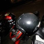 Helm-helm mahasiswa UIN Bandung yang diletakkan begitu saja di atas spion motornya. Hal itu sangat mengundang seseorang untuk melakukan tindakan pencurian helm, Sabtu (20/05/2017). (Anggi Muliawati/Magang)