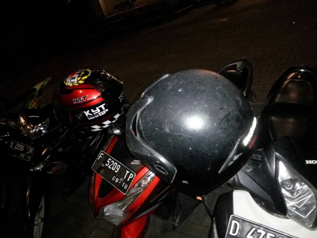 Helm-helm mahasiswa UIN Bandung yang diletakkan begitu saja di atas spion motornya. Hal itu sangat mengundang seseorang untuk melakukan tindakan pencurian helm, Sabtu (20/05/2017). (Anggi Muliawati/Magang)