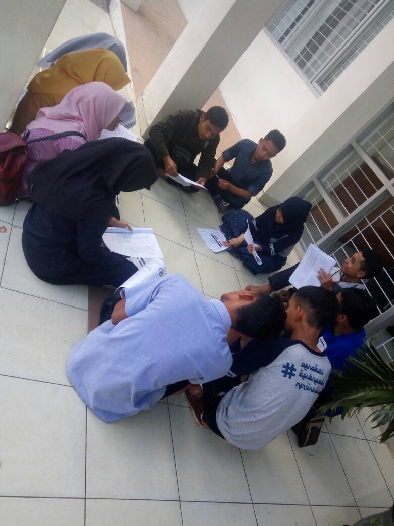 Beberapa peserta sedang belajar bersama di selasar Fakultas Sains dan Teknologi UIN Bandung untuk mempersiapkan UM-PTKIN yang dilaksanakan pada esok hari pukul 08.00 sampai selesai, Senin (22/05/2017). (Neng Nurjanah/Magang)