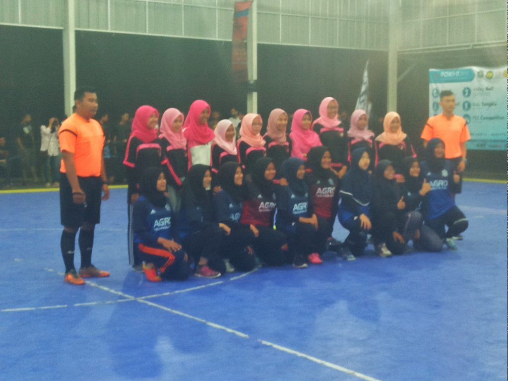 Pertandingan final futsal putri antara jurusan Agroteknologi dan jurusan Teknik Informatika dalam acara Pekan Olahraga dan Keilmuan (POKI). Kegiatan tersebut berlangsung.di Lapangan Futsal Zone 73, Kamis (11/05/2017). (Riyan Permana/Magang)