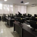 Pengawas ruangan sedang memeriksa kondisi komputer yang akan digunakan oleh peserta SBMPTN sistem CBT di Lecture Hall UIN Bandung, Selasa (16/05/2017). (Riyan Permana/Magang)