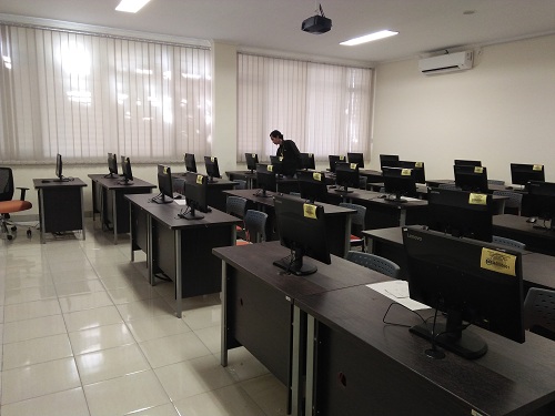 Pengawas ruangan sedang memeriksa kondisi komputer yang akan digunakan oleh peserta SBMPTN sistem CBT di Lecture Hall UIN Bandung, Selasa (16/05/2017). (Riyan Permana/Magang)