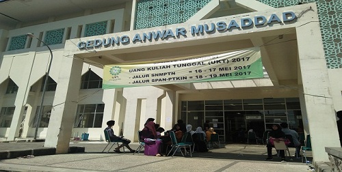 Verifikasi UKT bagi calon mahasiswa baru yang lolos melalui jalur SNMPTN UIN Bandung bertempat di Aula Anwar Musaddad, Selasa (16/05/2017). Kegiatan ini menjadi syarat penting bagi peserta. (Rico Bagus/Magang)