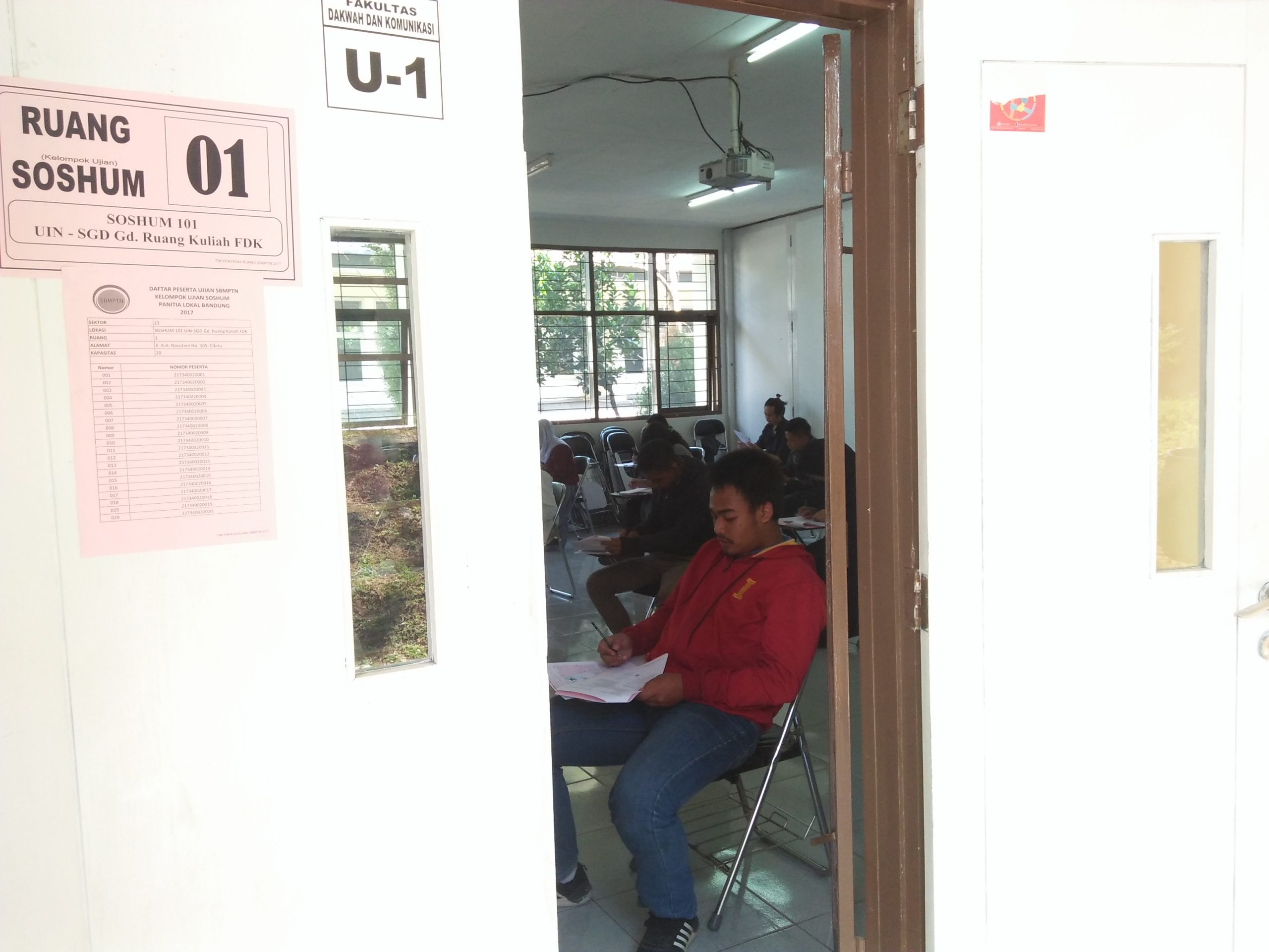 Sejumlah peserta SBMPTN kelompok ujian Soshum tengah mengerjakan soal TKPA (Tes Kemampuan Potensi Akademik) di gedung U-1 Fakultas Dakwah dan Komunikasi UIN Bandung, Selasa (16/05/2017). (Reta Amaliyah/Magang)