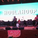 Penampilan dari Band Hoolahoop dalam acara Ngamplag Fest yang diadakan oleh Infobdg yang juga menghadirkan Musisi Indie Bandung tahun 2000-an. Kegiatan ini berlangsung di Mall Click Square pada Minggu, (21/05/2017). (Riyan Permana/Magang)