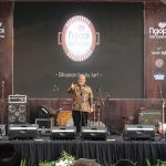 Gubernur Jawa Barat Ahmad Heryawan memberi sambutan pada pembukaan Ngopi Saraosna Vol 2 di Halaman Gedung Sate, Jalan Diponegoro, Kota Bandung, Sabtu (13/5/2017). Ngopi Saraosna Vol 2 muncul akibat animo besar pada gelaran Ngopi Saraosna Vol 1. (Reival/ Magang)