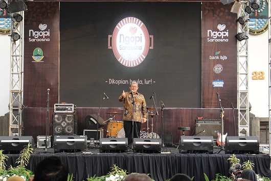 Gubernur Jawa Barat Ahmad Heryawan memberi sambutan pada pembukaan Ngopi Saraosna Vol 2 di Halaman Gedung Sate, Jalan Diponegoro, Kota Bandung, Sabtu (13/5/2017). Ngopi Saraosna Vol 2 muncul akibat animo besar pada gelaran Ngopi Saraosna Vol 1. (Reival/ Magang)