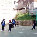 Pemain basket putri Agroteknologi Wiwin Listianigrum memasukkan bola pada saat lemparan bebas ke dalam ring lawan Biologi Sains dalam pertandingan POKI-II. Kegiatan tersebut berlangsung di Lapangan Basket UIN Bandung, Jumat (12/05/2017).