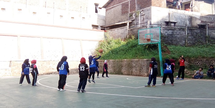 Pemain basket putri Agroteknologi Wiwin Listianigrum memasukkan bola pada saat lemparan bebas ke dalam ring lawan Biologi Sains dalam pertandingan POKI-II. Kegiatan tersebut berlangsung di Lapangan Basket UIN Bandung, Jumat (12/05/2017).