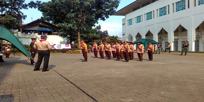 Kegiatan Lomba Ketangkasan Baris Berbaris (LKBB) sebagai rangkaian acara Wukuf Nasional 2017 yang diselenggarakan oleh Gerakan Pramuka UIN Bandung. Kegiatan ini berlangsung di Kampus UIN Bandung, Minggu (14/05/2017). (Magang/ Rico)