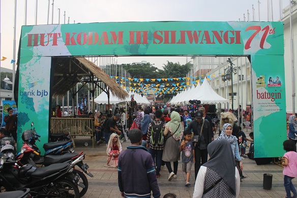 Gapura sekaligus pintu masuk acara yang memeringati HUT Kodam III Siliwangi yang bertempat di Teras Cikapundung dengan menggelar serangkaian acara untuk masyarakat, Minggu (21/05/2017). (Cikal Bintang/Magang)