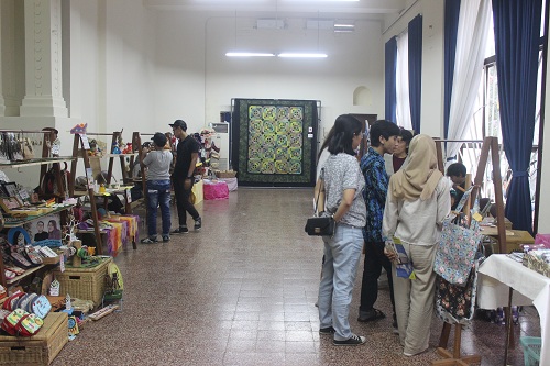 Beberapa pengunjung tengah melihat-lihat hasil karya seni kriya yang dipamerkan oleh Perkumpulan Pesona Perca Nusantara di Gedung Perusahaan Gas Negara, Minggu (21/05/2017). Selain mengadakan pameran, PPN juga mengadakan pelatihan untuk masyarakat kota Bandung yang memang tertarik terhadap seni kriya. (Anggi Muliawati/Magang)