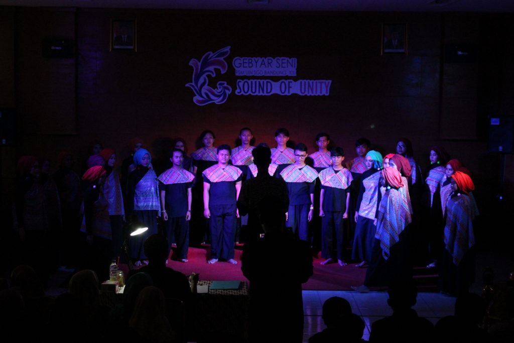 RSJ (Riungan Suanten Jurnalistik) tampil sebagai peserta dalam lomba paduan suara Gebyar Seni PSM UIN SGD Bandung di Aula Student Center, UIN Bandung, Rabu(10/05/2017). Juara 1 lomba tersebut diraih oleh jurusan Jurnalistik, juara 2 oleh jurusan Pendidikan Bahasa Inggris dan juara 3 sekaligus juara favorit oleh jurusan Manajemen.(Pandu Muslim/Jurnalposmedia)