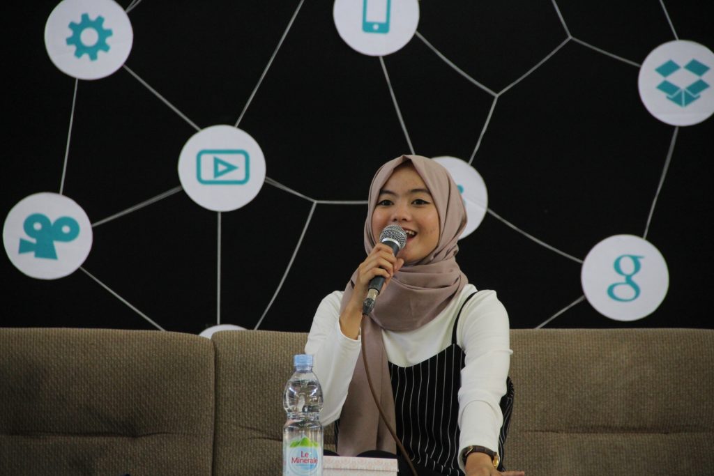 Copywriter Infobdg Media Network Shinta Wulan Anggraeni menjadi pemateri dalam acara Jurnalistik Fair (Jufair) di Aula Abdjan Soelaiman UIN Bandung, Kamis (18/05/2017). Shinta memaparkan materi mengenai cara memanfaatkan media sosial yang baik dan efektif, karena media sosial dinilai memiliki pengaruh yang kuat bagi masyarakat. (Pandu Muslim/Jurnalposmedia)