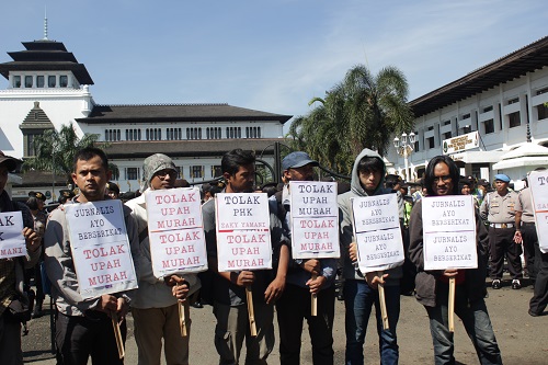 Anggota Forum Solidaritas Jurnalis Bandung melakukan aksi untuk memperingati May Day 2017 di depan Gedung Sate, Bandung, Senin (01/05/2017. (Desianti Yus Rusana/Jurnalposmedia)