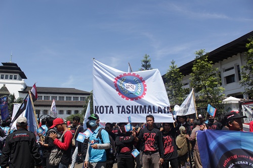 Para Buruh yang tergabung dalam 4 Federasi Serikat Pekerja Anggota Serikat Pekerja Seluruh Indonesia (4 FSPA SPSI) Provinsi Jawabarat Berkumpul di depan Gedung sate untuk memperingati May Day, Senin (01/05/2017). (Desianti Yus Rusana/Jurnalposmedia)