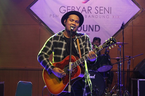 Virgoun memeriahkan acara Gebyar Seni XIX dengan mengusung tema ‘Sound of Unity’ yang berlangsung di Gedung Anwar Musaddad, Minggu (14/05/2017). Kegiatan tersebut merupakan rangkaian acara peringatan hari jadi PSM yang ke-31. (Aldi Ridwan/ Kontributor)