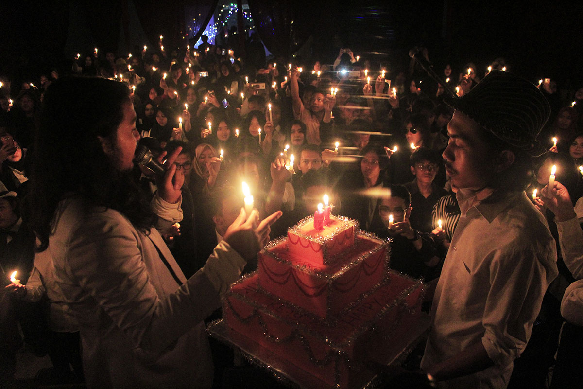 Thoudy Badai (kanan) dan Andre Destian (kiri) menutup kegiatan Anniversary Jurnalistik ke -19 dengan meniup lilin bersama seluruh mahasiswa Jurnalistik UIN Bandung di Aula Abdjan Soelaeman,Jumat (19/5/2017). (Syawal Febrian/Jurnalposmedia)