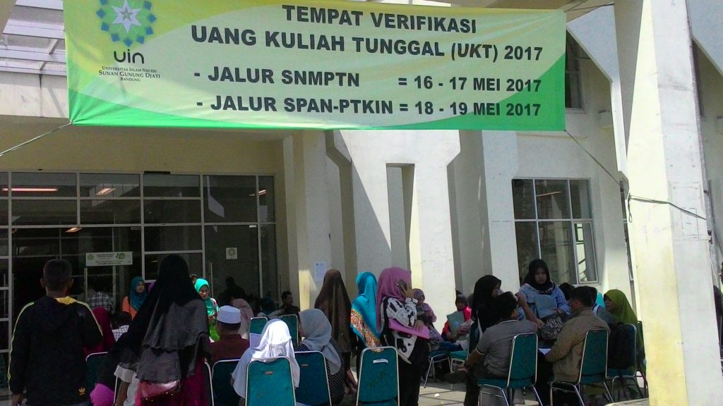 Antrian panjang saat verifikasi data masuk Perguruan Tinggi UIN Bandung dan pembayaran UKT 2017 mengular hingga keluar Gedung Anwar Musadad, Selasa (16/5/2017). (Faisal/Magang).