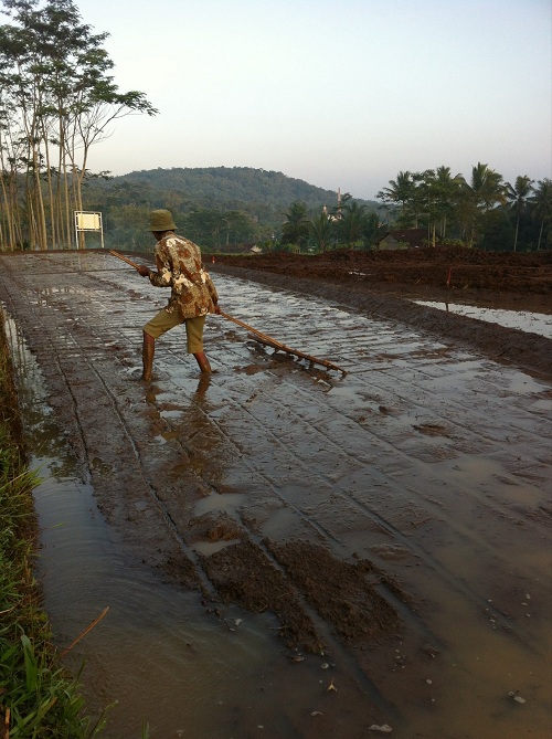 Salah satu petani Kampung Calingcing, Desa Nanjung Jaya, Garut sedang mempersiapkan lahan garapannya menjelang musim kemarau, Rabu (17/05/2017). (Jujun Junaedi/Magang)