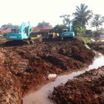Pembangunan Irigasi untuk perairan Waduk Jati Gede, Sumedang terhambat. Pengerjaan yang telah berlangsung selama tiga minggu, mendapat penolakan dari Ormas dan masyarakat setempat Sukasenang, Garut, Sabtu (13/05/2017). (Jujun Junaedi/Magang)