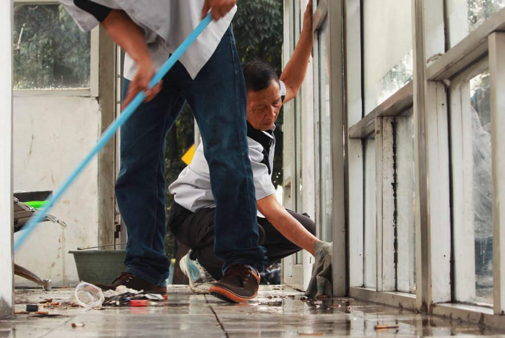 Petugas kebersihan sedang membersihkan halte bis koridor dua di Jalan PHH Mustafa, Cibeunying Kidul, Kota Bandung, Rabu (03/05/2017). Kegiatan ini rutin dilakukan setiap Senin hingga Jumat diseluruh halte di Kota Bandung untuk menjaga kebersihan saran transportasi publik. (Dian Aisyah /Jurnalposmedia)