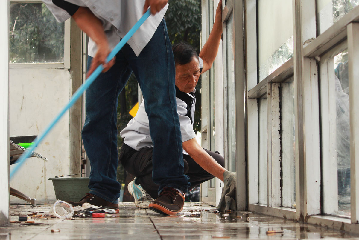 Petugas kebersihan sedang membersihkan halte bis koridor dua di Jalan PHH Mustafa, Cibeunying Kidul, Kota Bandung, Rabu (03/05/2017). Kegiatan ini rutin dilakukan setiap Senin hingga Jumat diseluruh halte di Kota Bandung untuk menjaga kebersihan saran transportasi publik. (Dian Aisyah /Jurnalposmedia)
