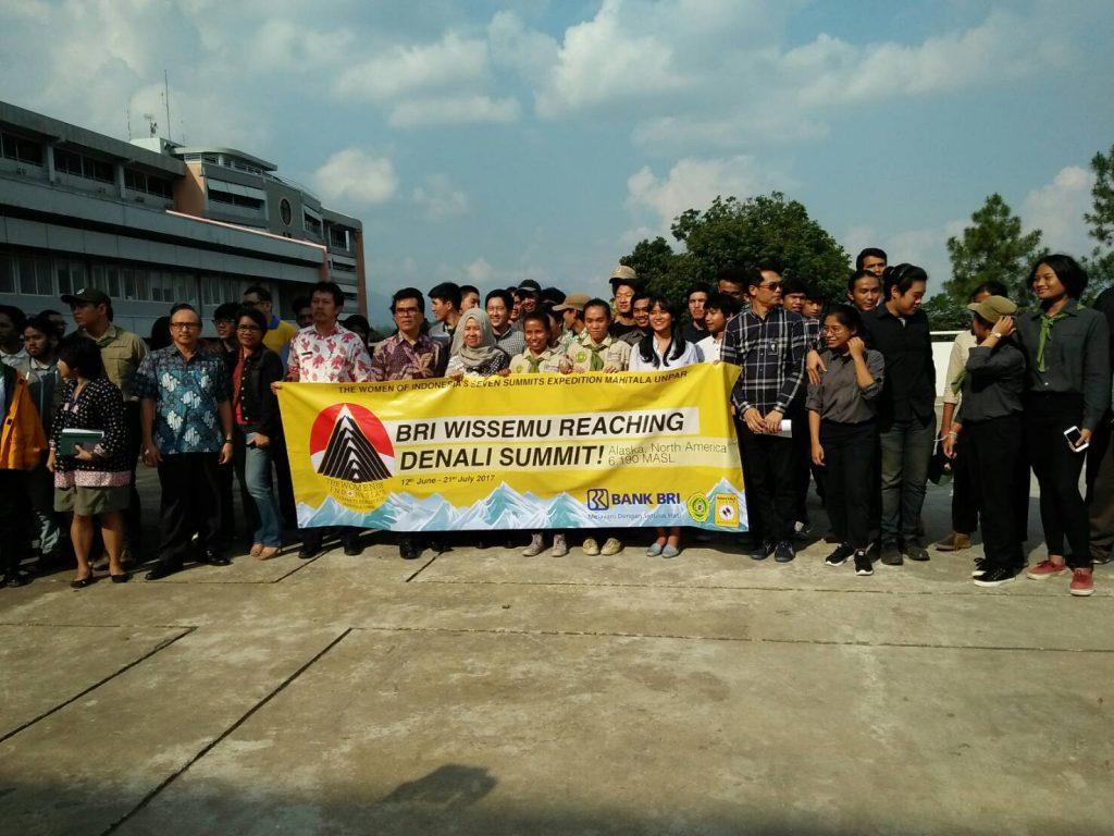 Mahitala usai melakukan upacara pelepasan tim WISSEMU yang menuju ke Gunung Denali, Alaska. Upacara tersebut berlangsung di Universitas Katholik Parahyangan, Bandung, Jumat (09/06/2017). (Jurnalposmedia/ Zaira Farah Diba)
