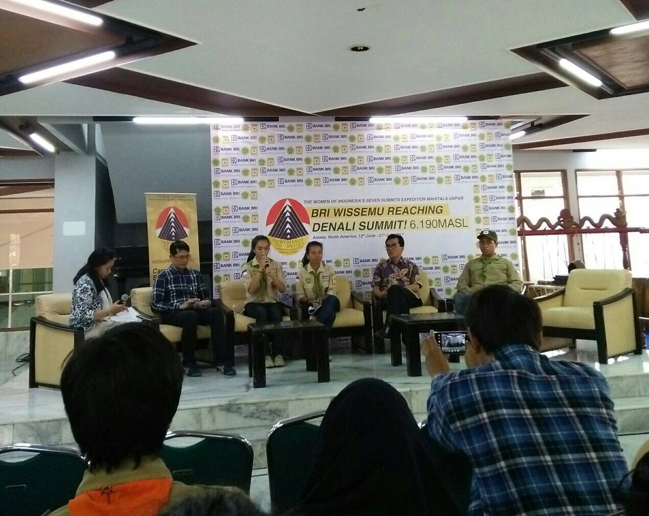 Suasana konferensi pers Mahitala-Unpar saat penjelasan mengenai keberangkatan tim WISSEMU menuju Gunung Denali, Alaska, di gedung PPAG Universitas Katolik Parahyangan, Jum'at (9/6/2017). (Jurnalposmedia/ Zantina Isaura)