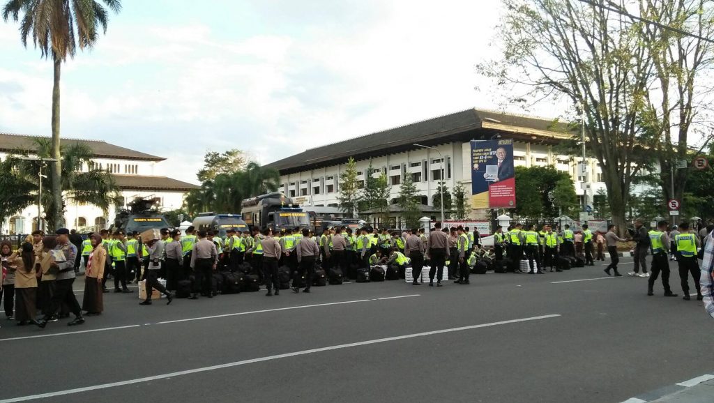 31 Ribu pasukan gabungan usai melaksanakan Apel Ramdaniya 2017 di halaman Gedung Sate, Jalan Dipenegoro, Kota Bandung, Senin (19/06/2017). (Jurnalposmedia/ Zaira Farah Diba)