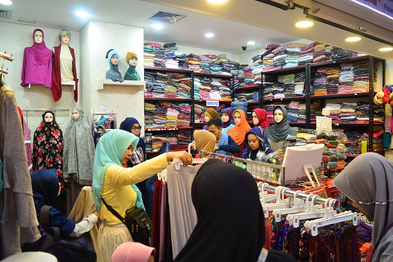 Salah seorang orator tengah melakukan orasi di depan Fakultas Ushuluddin, Jumat (25/08/17). Ia berbicara didepan peserta aksi massa yang tergabung dalam Aliansi Mahasiswa UIN Bandung yang menuntut transparansi dana, kepanitiaan, dan konsep PBAK 2017. (Riyan Permana/Jurnalposmedia)