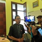 Perwakilan Ombudsam Jawa Barat, Haneda Sri Lastoto, saat melakukan wawancara usai jumpa pers terkait Komite Pemantau PPDB 2017 Jawa barat, di Kantor Ombudsman Jawa Barat, Jalan Kebon Waru, Bandung, Kamis (08/06). (Zaira Farah Diba/ Jurnalposmedia)