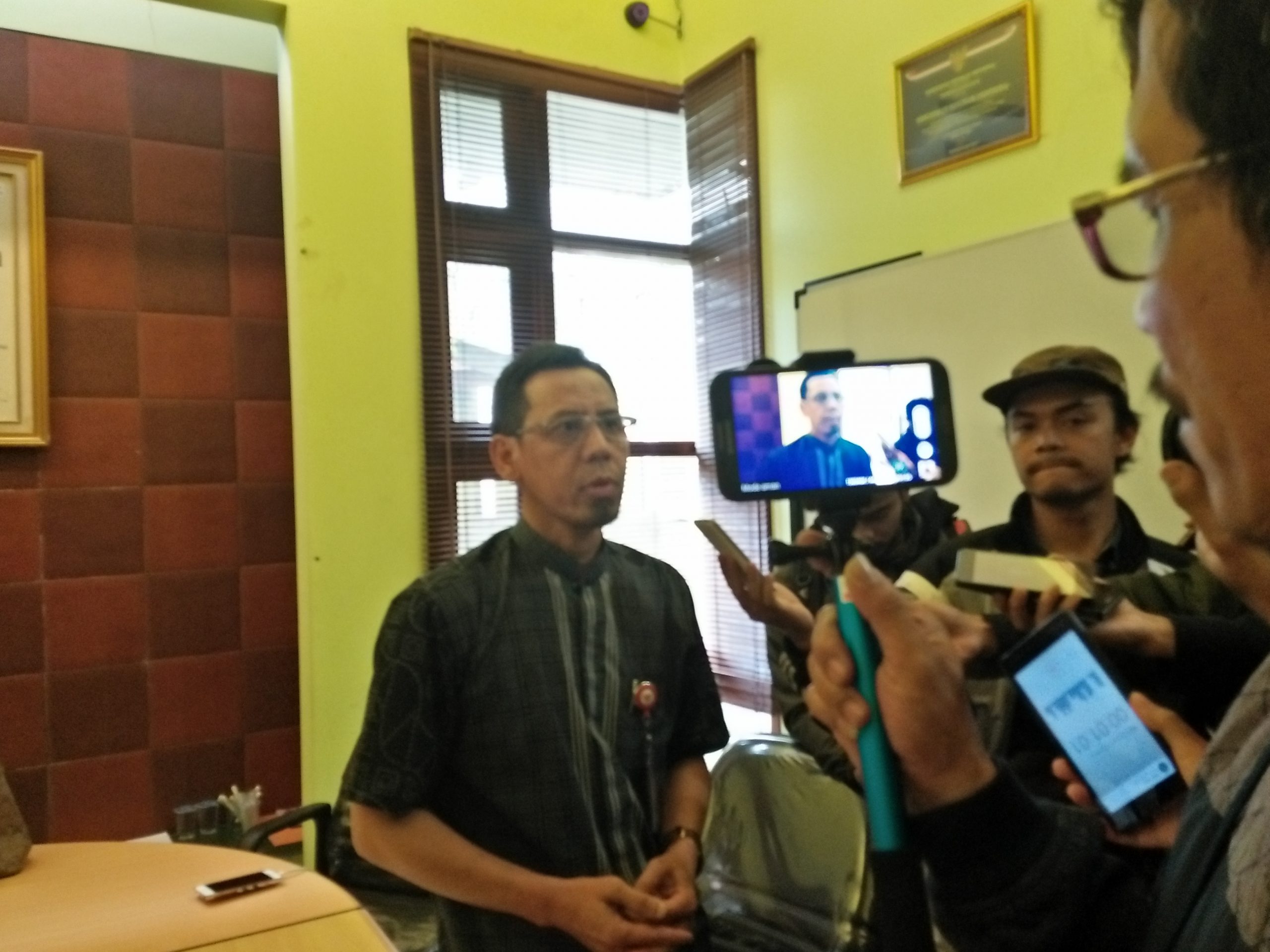 Perwakilan Ombudsam Jawa Barat, Haneda Sri Lastoto, saat melakukan wawancara usai jumpa pers terkait Komite Pemantau PPDB 2017 Jawa barat, di Kantor Ombudsman Jawa Barat, Jalan Kebon Waru, Bandung, Kamis (08/06). (Zaira Farah Diba/ Jurnalposmedia)